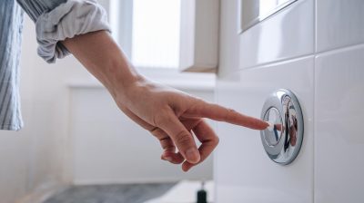 comment un simple geste dans les toilettes publiques peut affecter votre santé