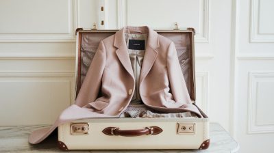 Evitez les plis sur votre manteau en le pliant astucieusement dans une valise